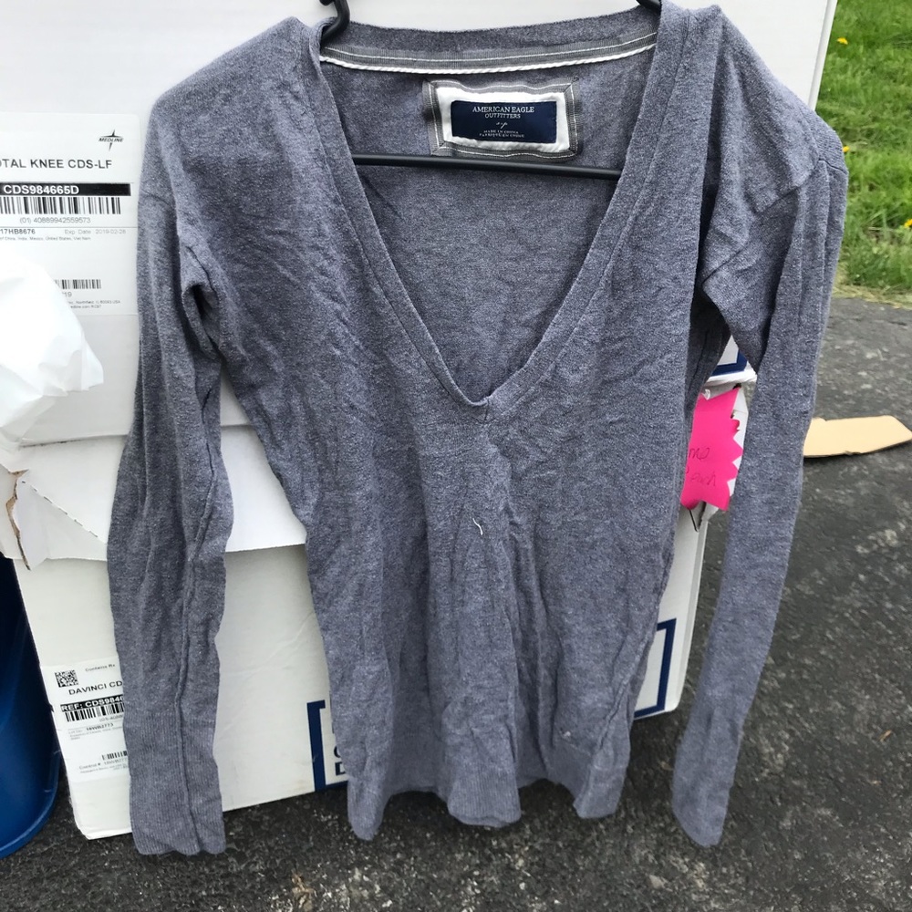 AMERICAN EAGLE OUTFITTERS GRAY SWEATER